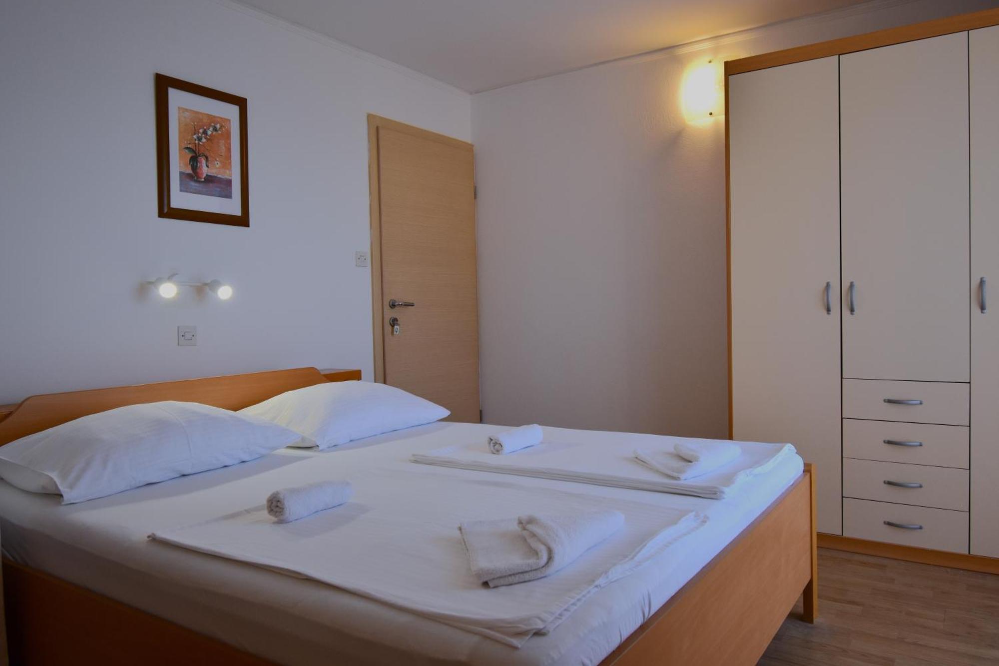 Guest House Sandra Rab Town Exterior foto