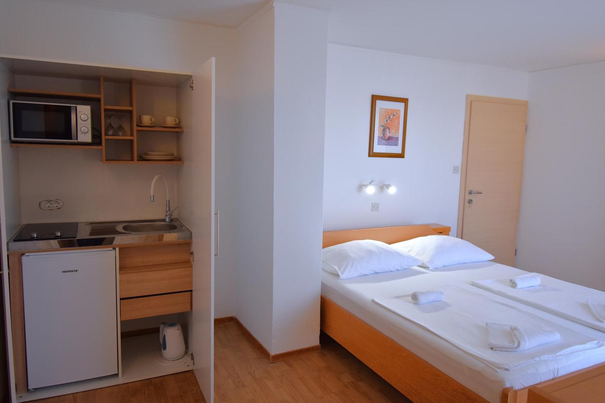 Guest House Sandra Rab Town Exterior foto
