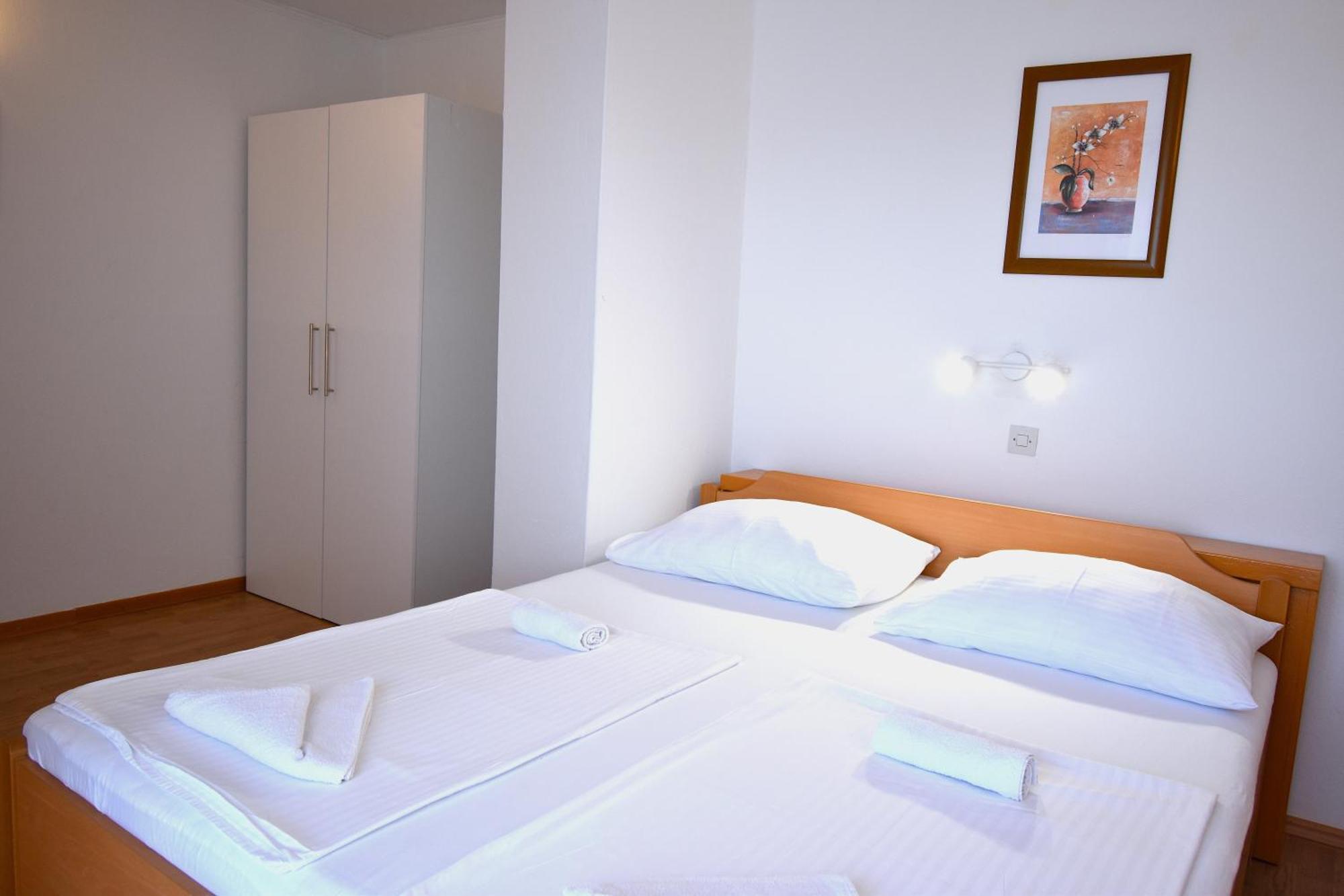 Guest House Sandra Rab Town Exterior foto